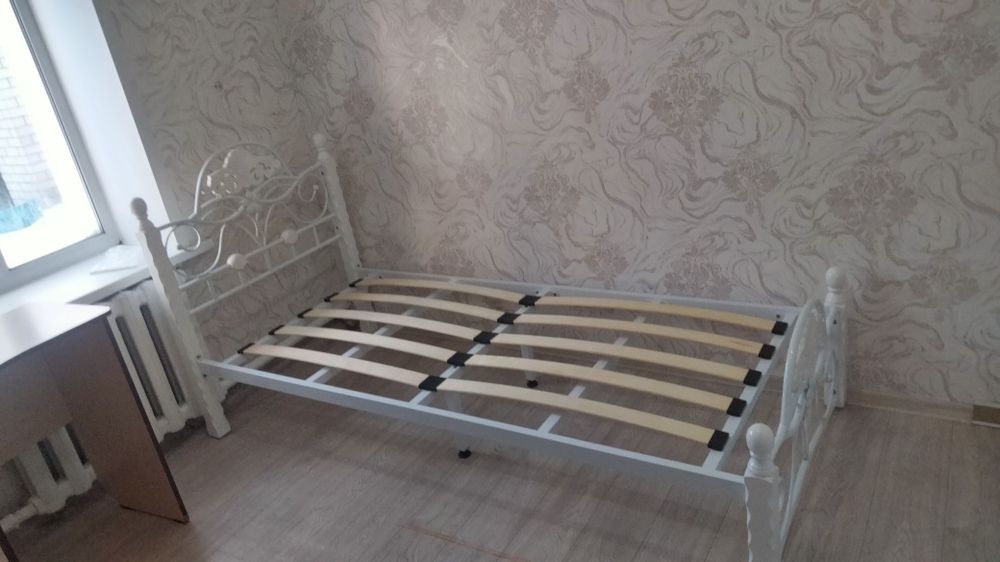 Кровати железные.