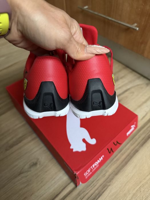 Чисто кови оригинални два  цвята маратонки Puma Ferrari  ! 42,44 н