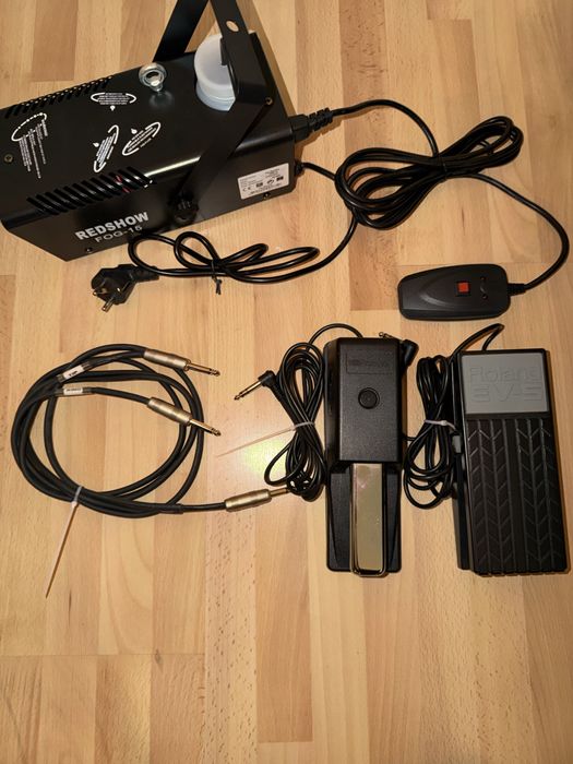 Mașină fum Redshow FOG-15 + pedale Roland + cablu audio