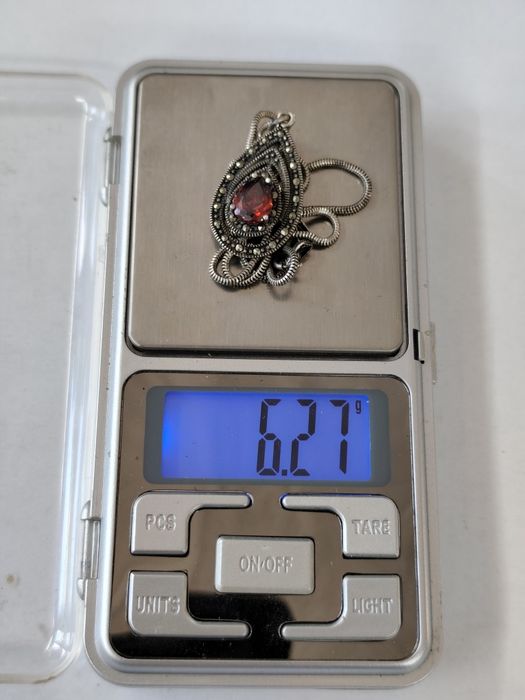 Сребърно колие с медальон с рубин