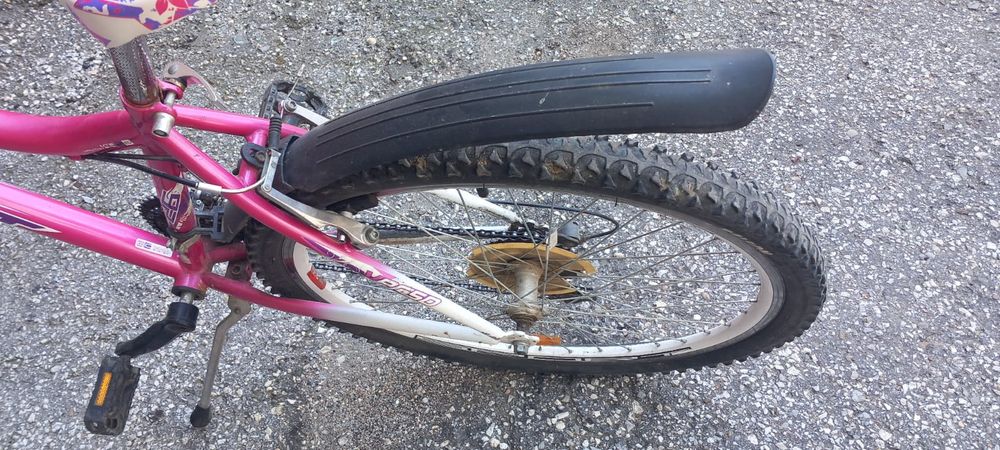 Продавам розово колело.