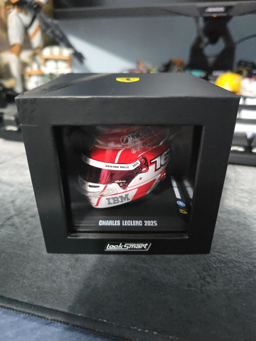 Mini Casca 1:5 Looksmart - Charles Leclerc 2025, noua/sigilata