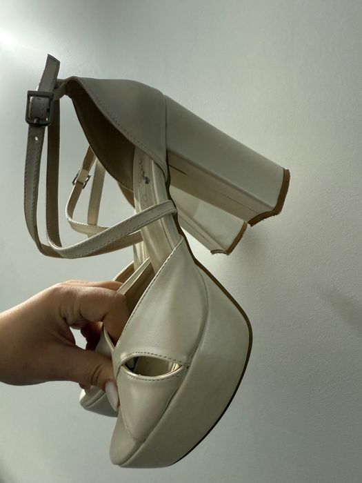 Pantofi,un alb crem nr 37