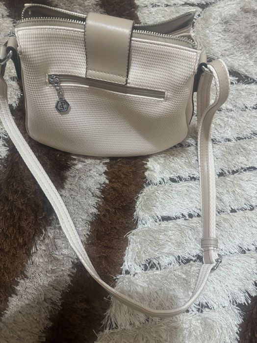 Продавам използвана дамска чанта цвят кремав