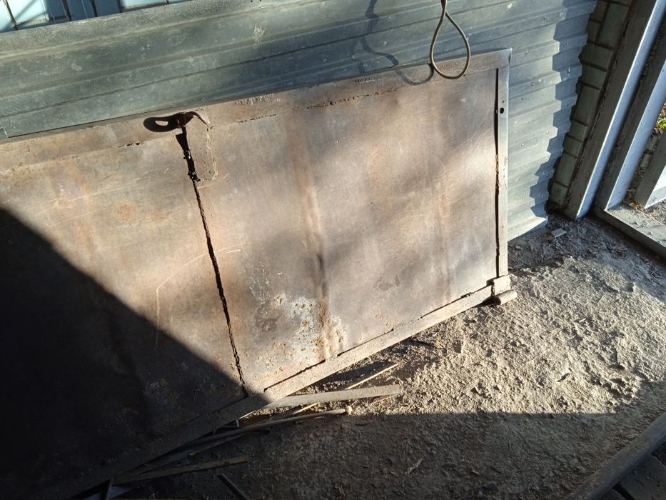 Продам металлическую дверь 2*80