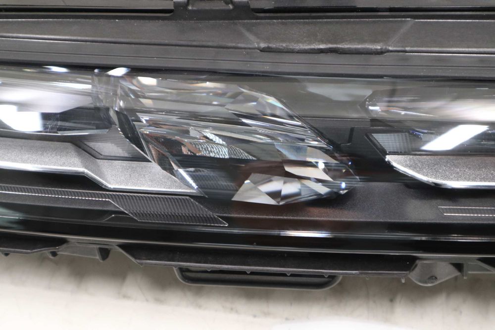 Десен горен кристален фар Сваровски БМВ 7 серия Г70 BMW G70