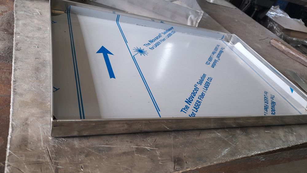 Mese si carucioare din inox transport  chifle/paine