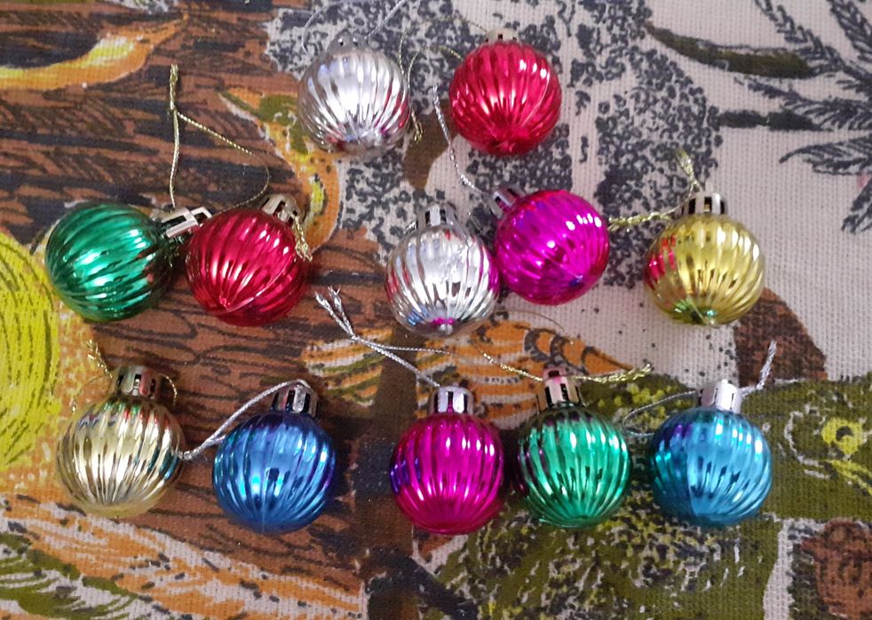 Елочные игрушки. Пластик