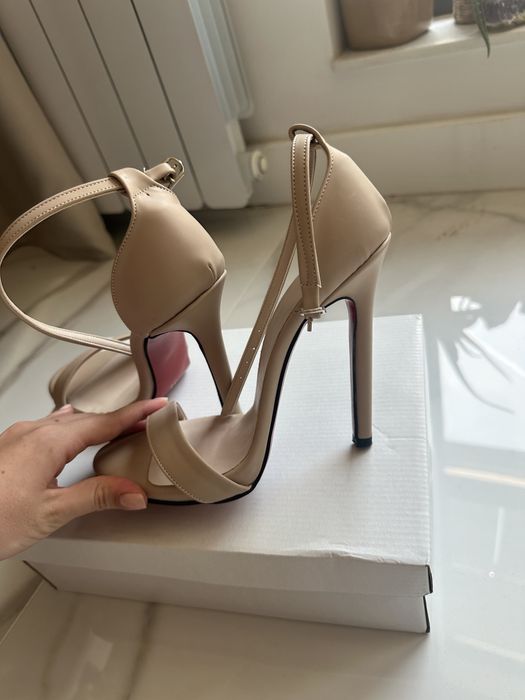 Нови бежови сандали на тънък ток. Размер 39