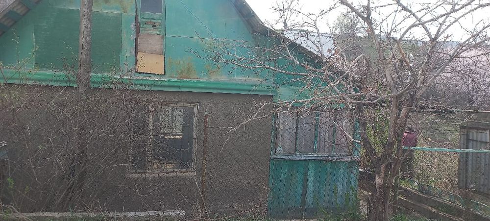 Продам дачу  10 соток земли