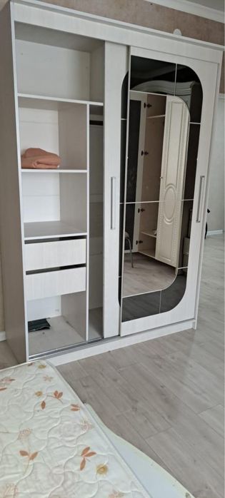 Продам шкаф с зеркалом