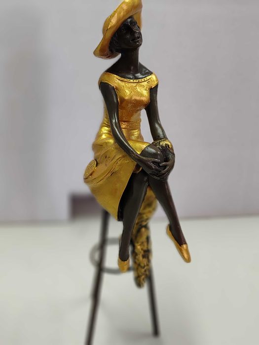 Vând statuie Lady at the Bar ,din bronz