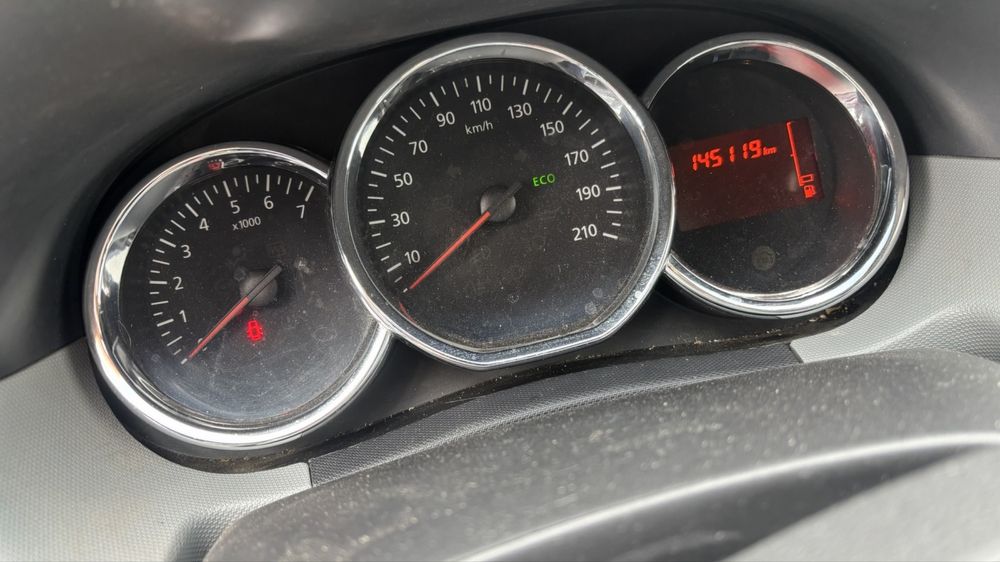 На части DACIA DUSTER 1.6i бензин 2016 година като нова много запазен