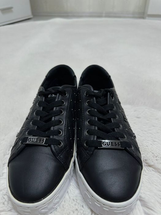 Adidasi GUESS ca si noi