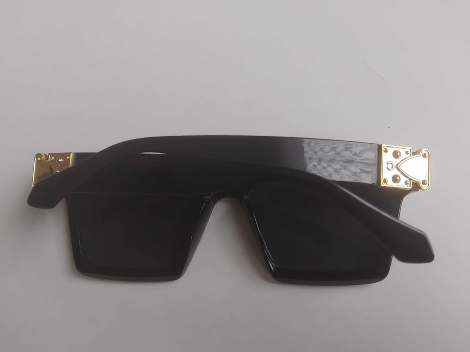 Дамски тъмни слънчеви очила