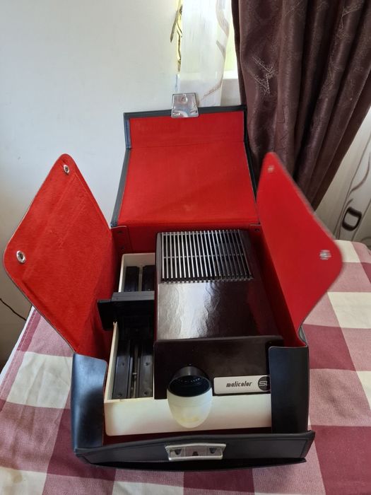Proiector german anii "80 perfect funcțional, in geanta originala originala după cum se poate observa in fotografii. Este un aparat destul de robust ,