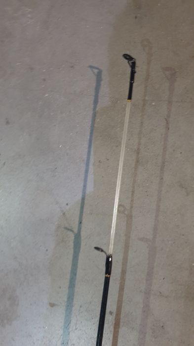 Въдица с макара и подаръци за щука.Нови са!