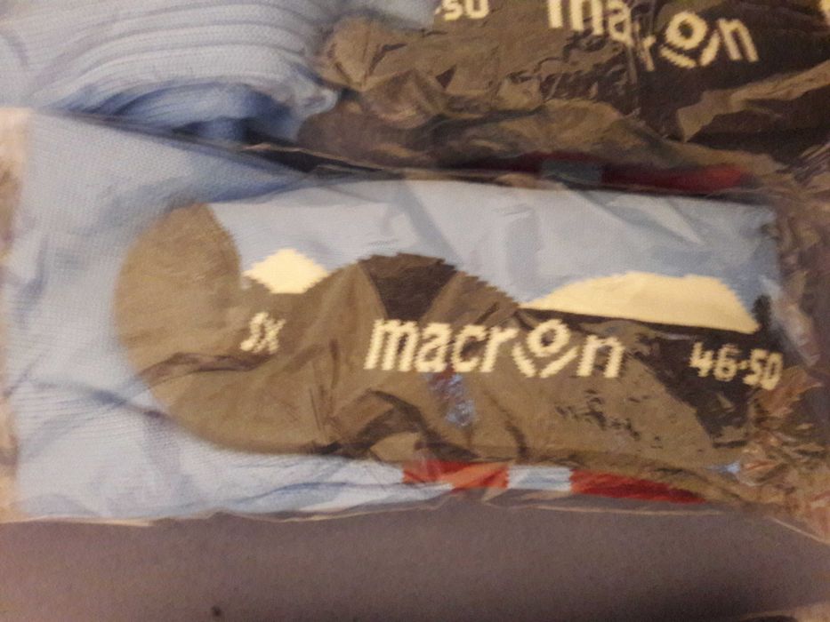 продавам футболни чорапи марка macron