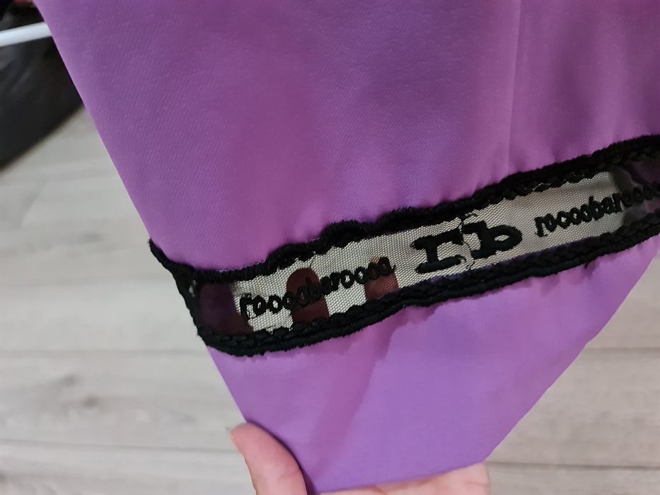 Rochie lila scurtă Roccobarocco cu bandă logo neagră