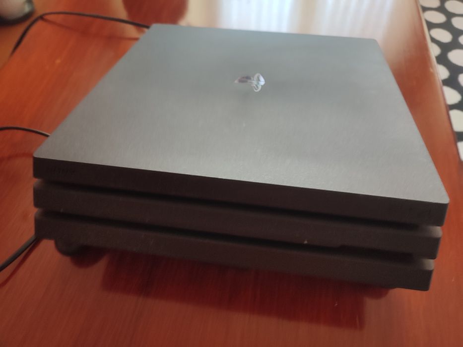 Продавам PlayStation 4 Pro 1TB