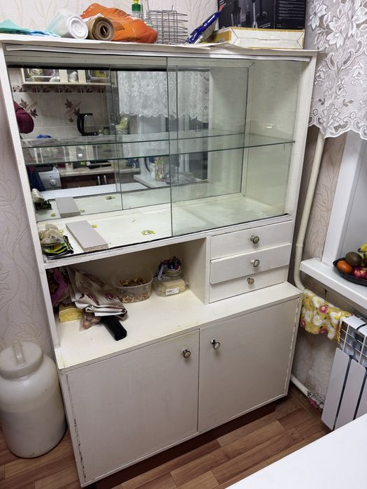 Отдам сервант за шоколадку самовывоз