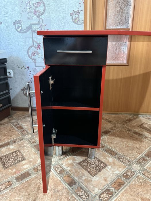 Маникюрный  стол