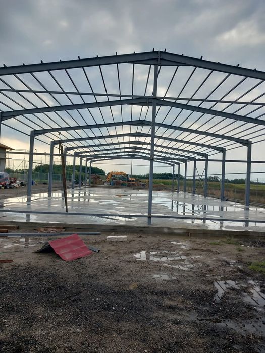 Vând hale metalice diferite dimensiuni dorite de client .