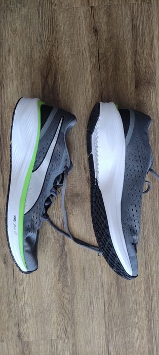 Маратонки Adidas и Puma