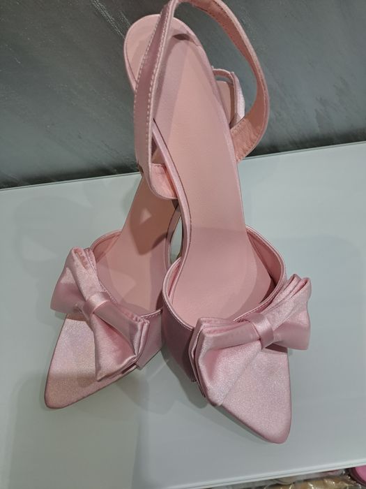 Розови сатенени сандали
