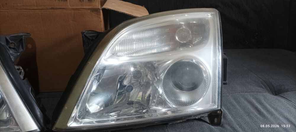 Продавам пълен комплект оригинални Ксенонови фарове HELLA за Opel Vectra C