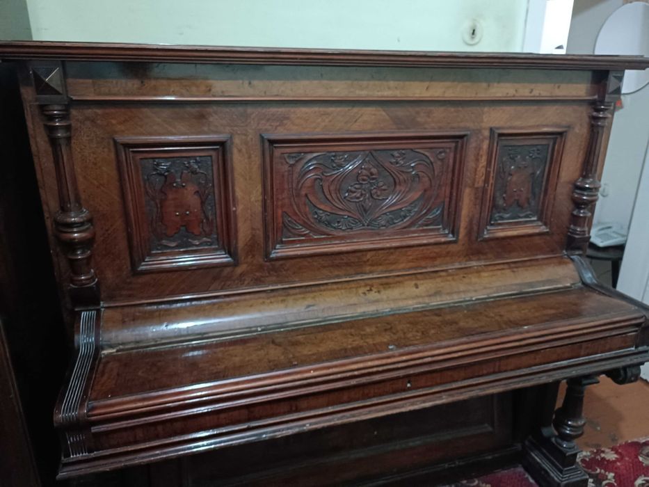 Красивое антиквариатное пианино в удовлетворительном состоянии