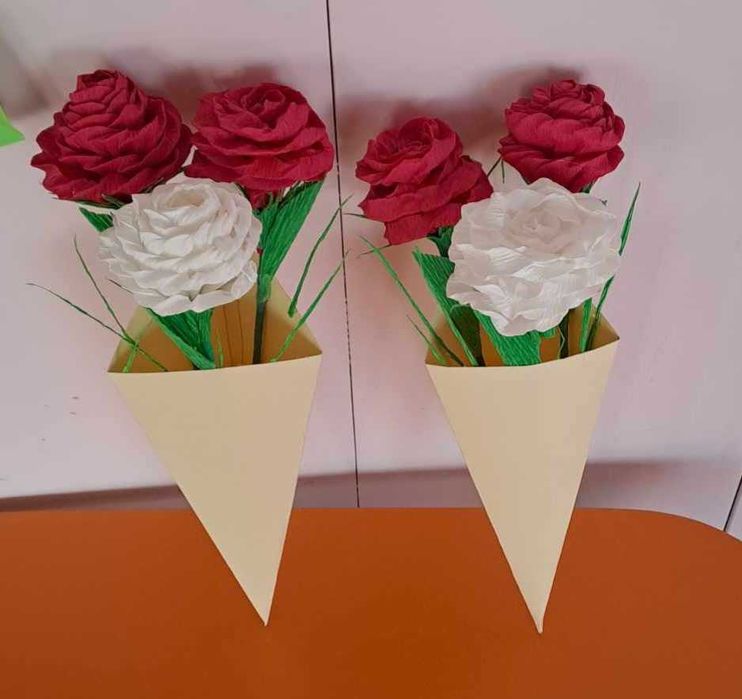 Букети, кошници и кашпи с цветя от креп и цветна хартия.