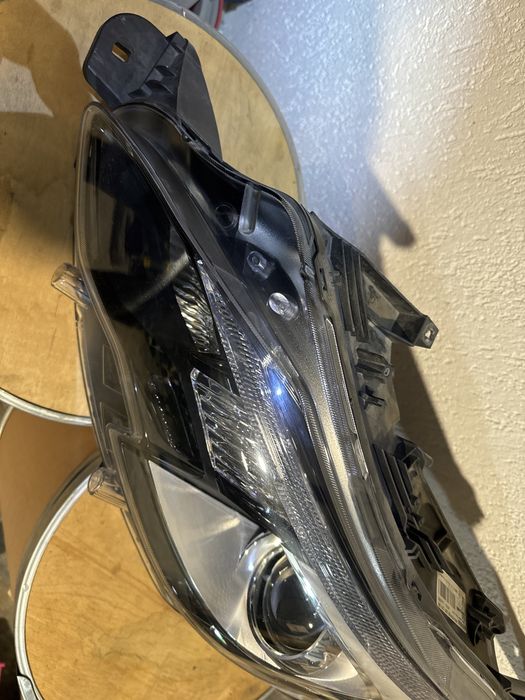 Far peugeot 2008 stanga halogen stare inpecabila
