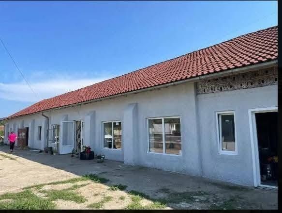Vând clădire tip depozit