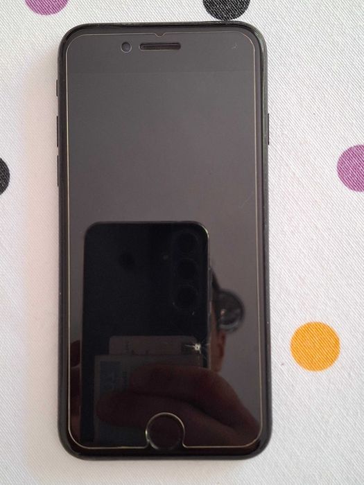 iPhone SE 2020 128 GB черен отлично състояние