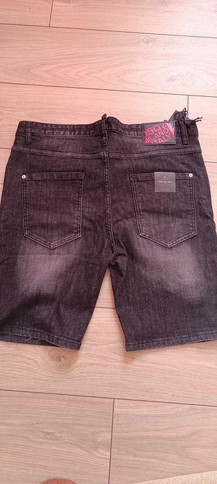 De vânzare pantalonii Dsquared2