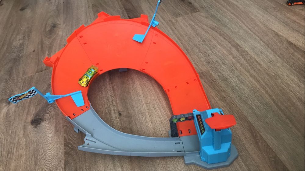 Писти, гаражи Hot Wheels и други