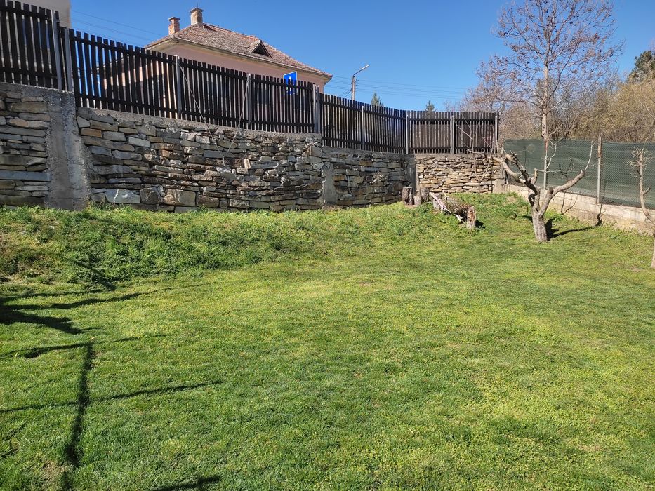 Двуетажна къща . Продава се/Под наем