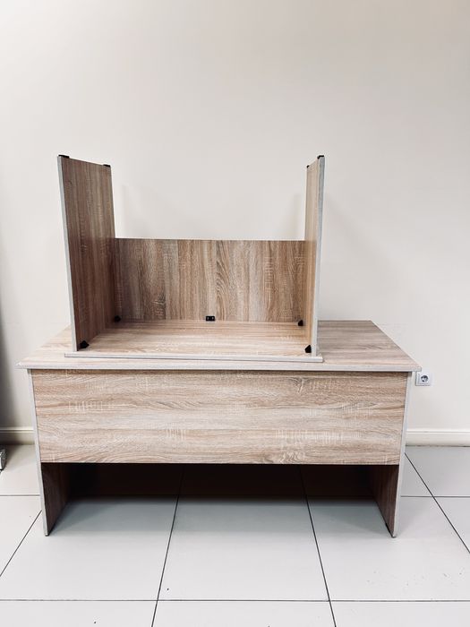 Срочно продам 2 стола офисных