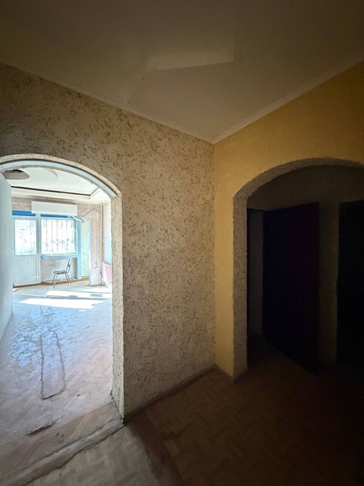 Ахмад дониш базар  2-линия нежилое помещение 90кв.м  срочно срочно сро