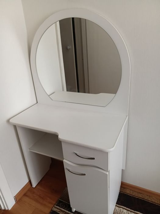 Продам трильяж с зеркалом.