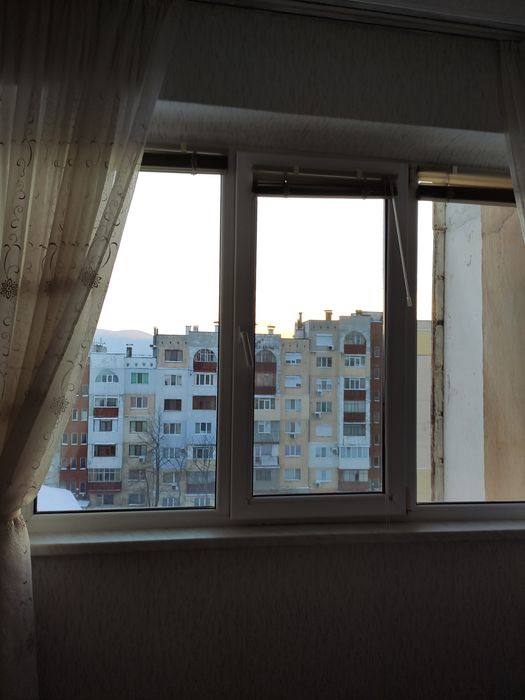 Продавам два ПВЦ прозореца заедно с щорите.