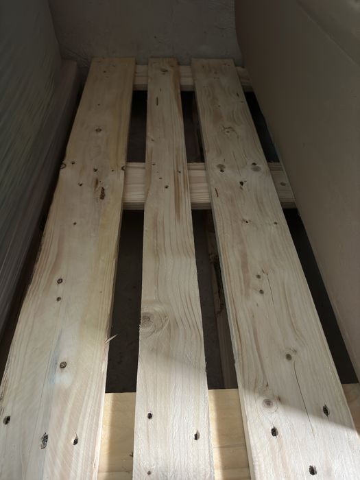 Продавам бели европалети 800х1200 и скари.