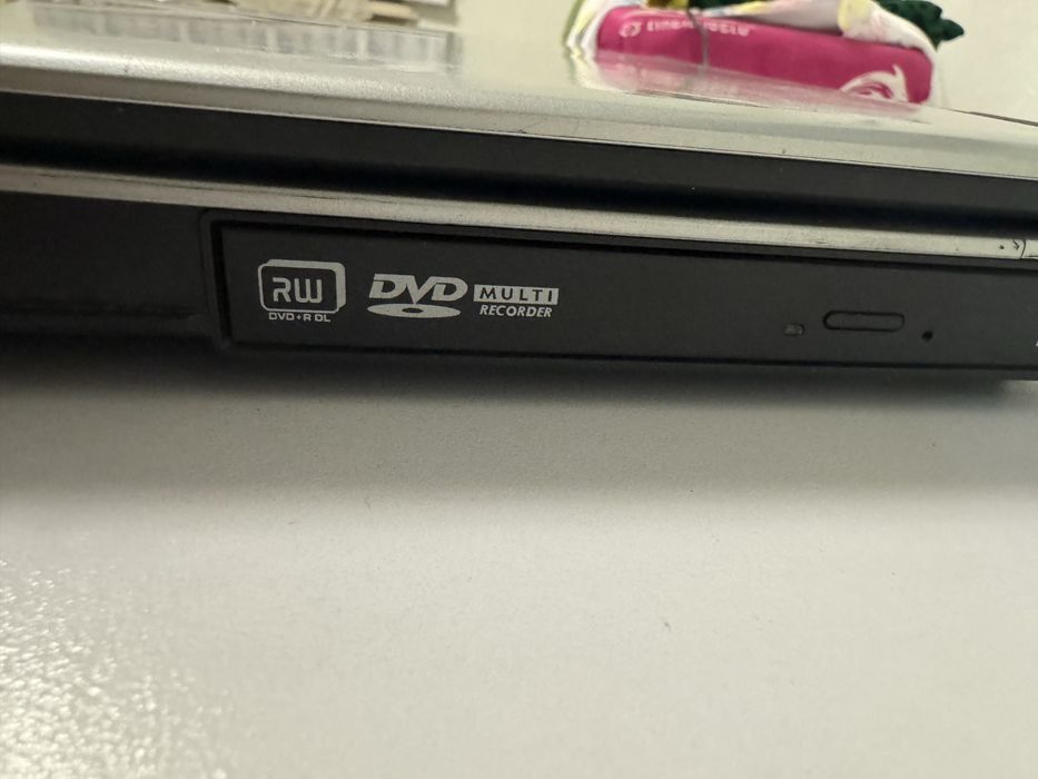 Acer kompyuter DVD ichida qotmasdan ishkaydi