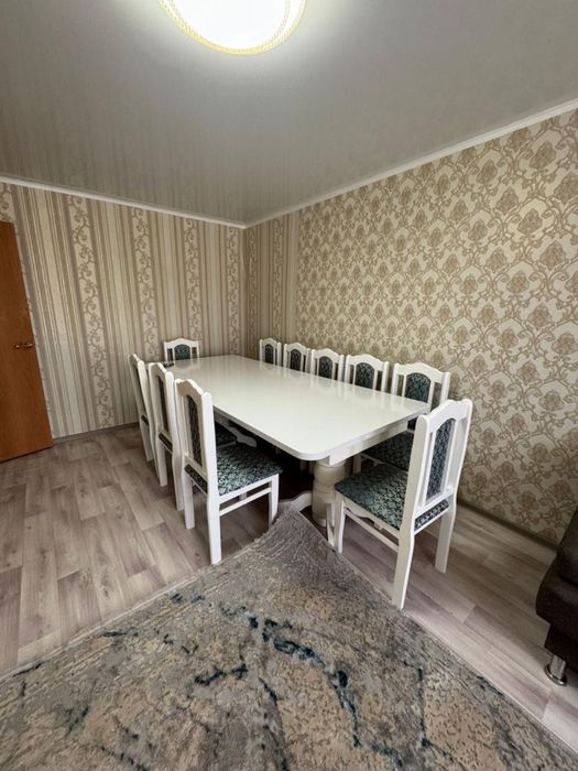 Стол с 12 стульями
