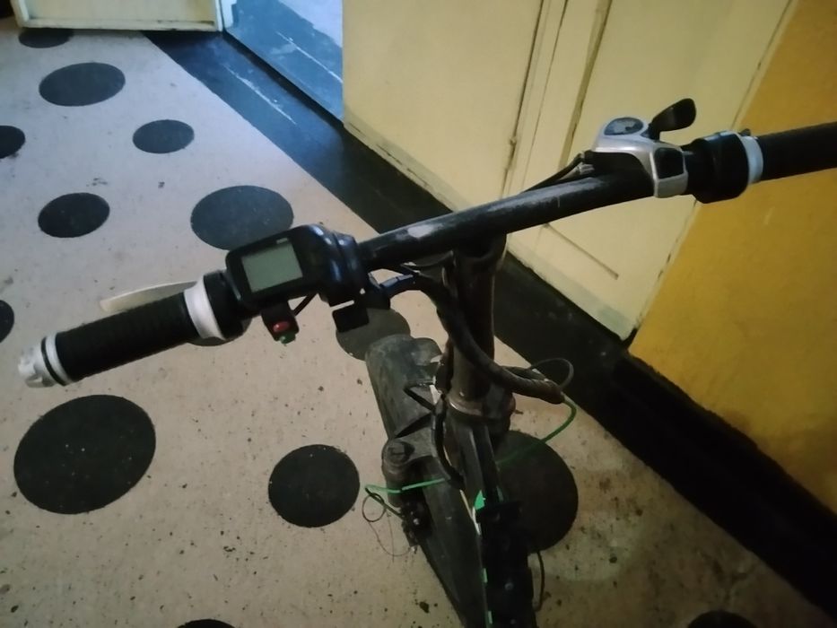 Bicicleta electrica care nu mai funcționează și are până pe fata