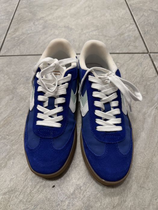 Кроссовки женские