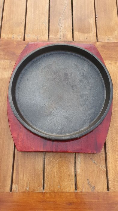 Сковородка для приготовления стейка.