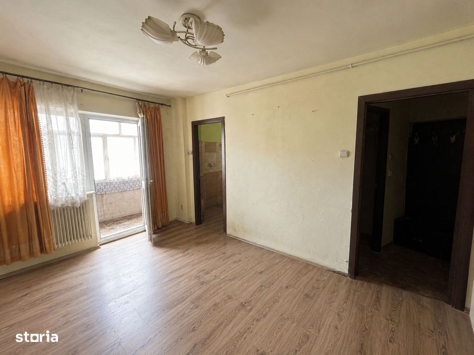 Racadau - Garsoniera de renovat, etaj 1/6, balcon generos!