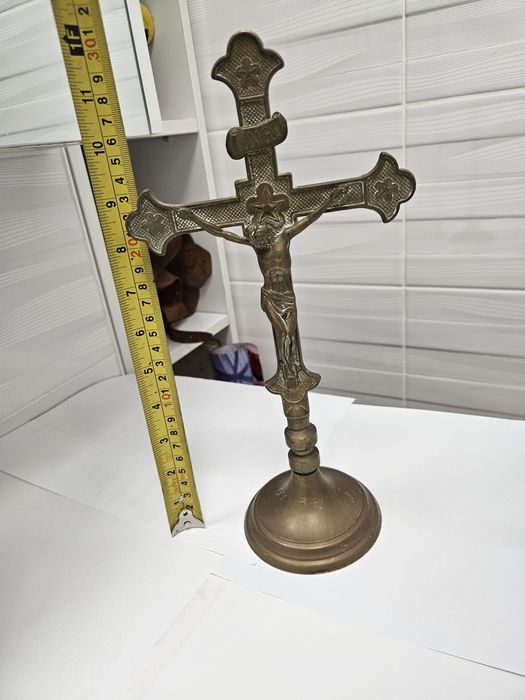 Cruce bronz 30 cm înălțime.